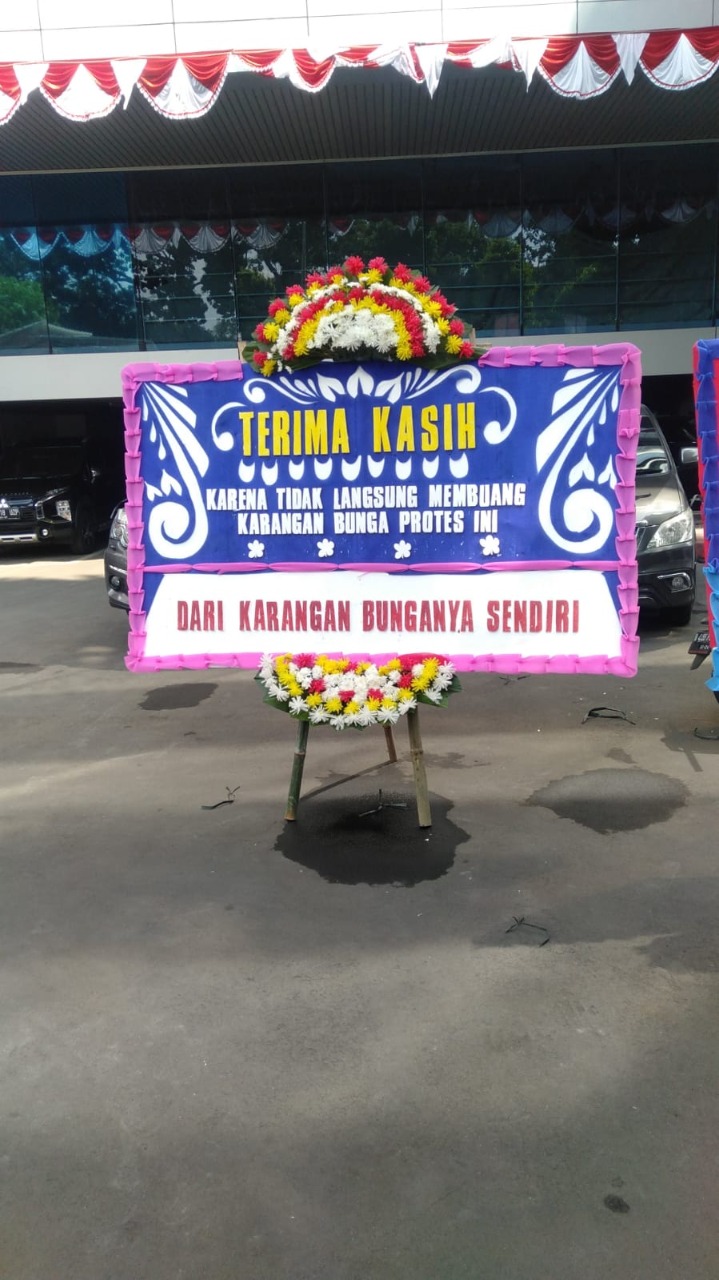 Tulisan nyeleneh di karangan bunga bikin geleng kepala Berbagai sumber