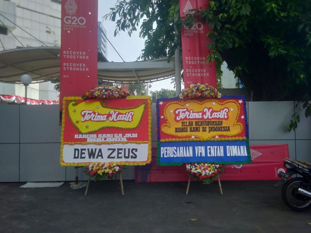 Tulisan nyeleneh di karangan bunga bikin geleng kepala Berbagai sumber