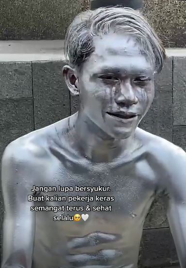 Manusia silver menangis di pinggir jalan Berbagai sumber