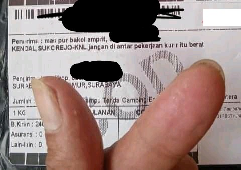 nama penerima dibungkus paket © Twitter