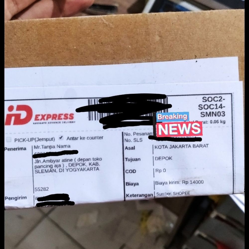 nama penerima dibungkus paket © Twitter