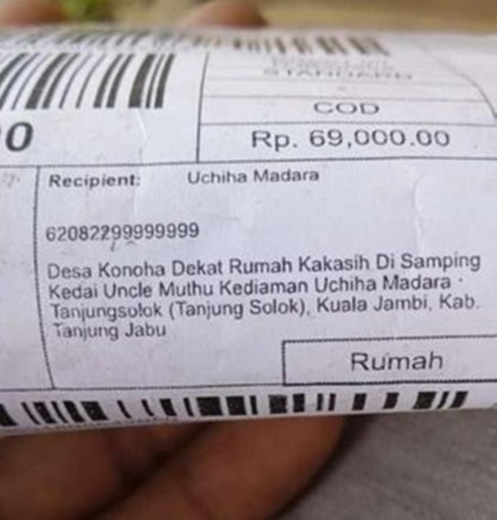 nama penerima dibungkus paket © Twitter