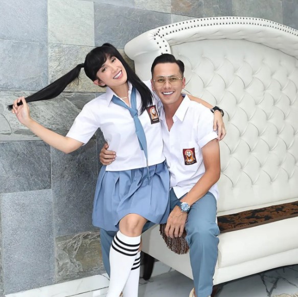 Gaya pasangan seleb saat pakai baju SMA © Instagram