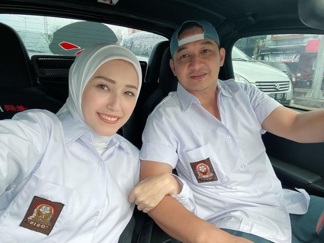 Gaya pasangan seleb saat pakai baju SMA © Instagram