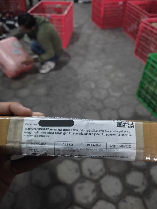 11 Tulisan nyeleneh di alamat penerima paket ini bikin kurir baper pol