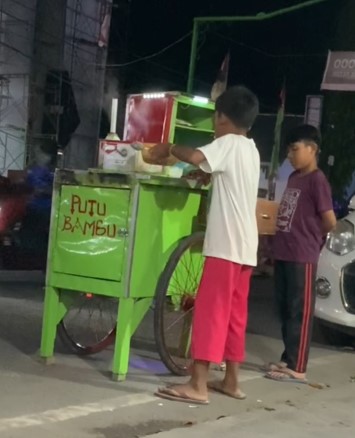 Bocah ini rela jualan kue putu sampai malam TikTok
