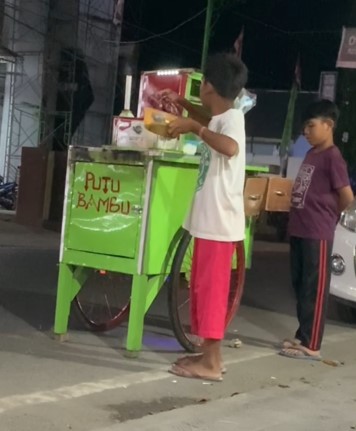 Bocah ini rela jualan kue putu sampai malam TikTok
