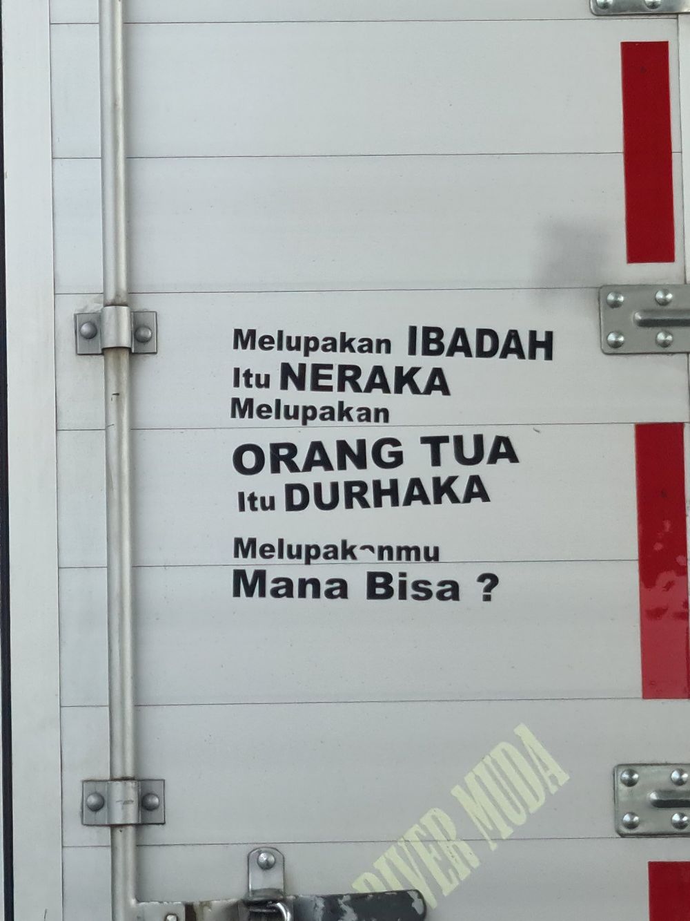 tulisan lucu di belakang mobil box © berbagai sumber