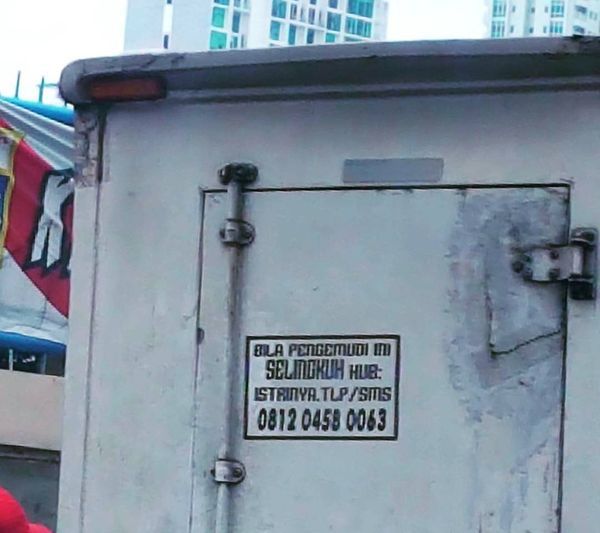 tulisan lucu di belakang mobil box © berbagai sumber