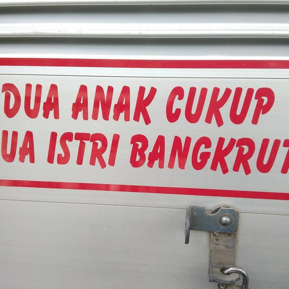 tulisan lucu di belakang mobil box © berbagai sumber tulisan lucu di belakang mobil box © berbagai sumber