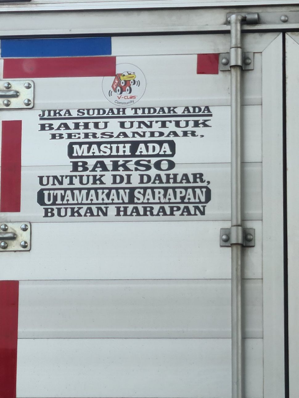 tulisan lucu di belakang mobil box © berbagai sumber