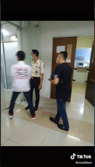 Pria paruh baya tidur di kolong jembatan Tiktok Pria paruh baya tidur di kolong jembatan Tiktok