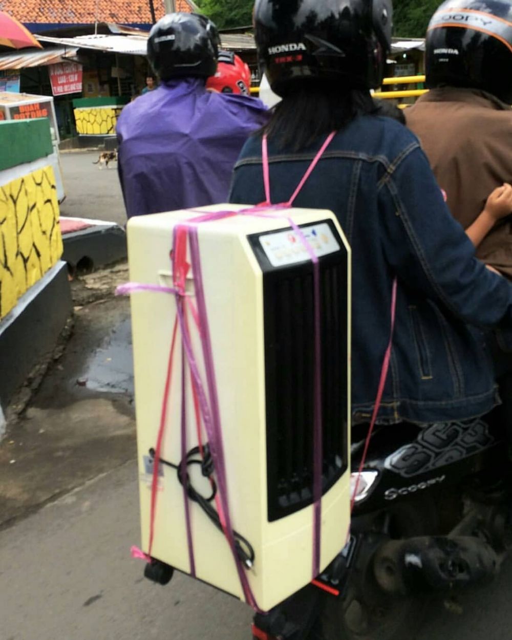 benda digendong naik motor nyeleneh © berbagai sumber