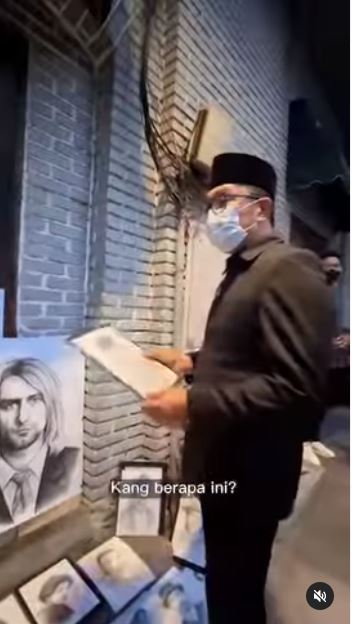 Momen Ridwan Kamil jalan kaki lihat lukisan wajahnya, langsung dibeli
