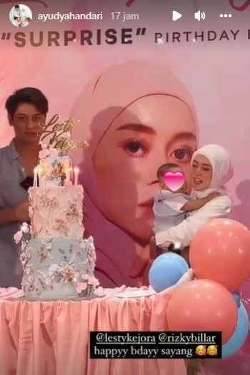 10 Detail kue ulang tahun Lesty Kejora ke-23, elegan serba pastel
