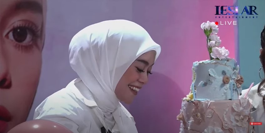 10 Detail kue ulang tahun Lesty Kejora ke-23, elegan serba pastel