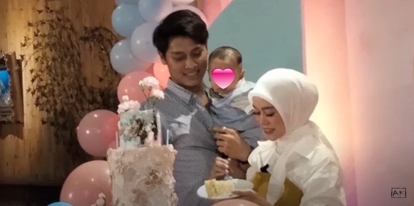 10 Detail kue ulang tahun Lesty Kejora ke-23, elegan serba pastel