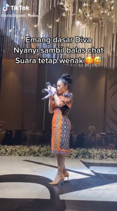 Krisdayanti nyanyi sambil balas chat © berbagai sumber Krisdayanti nyanyi sambil balas chat © berbagai sumber