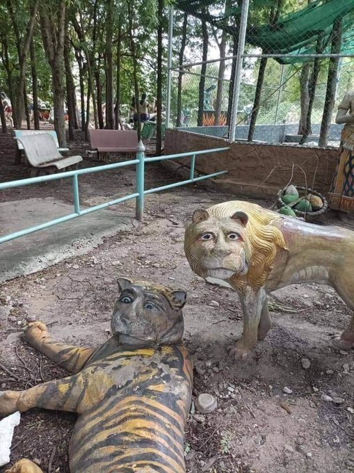 patung nyeleneh di taman © berbagai sumber