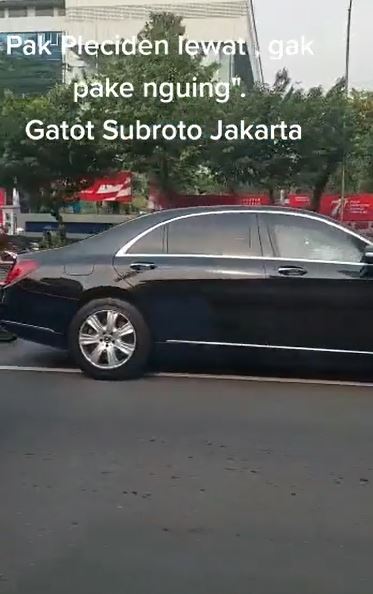 Momen Presiden Jokowi terjebak macet, santai tak pakai sirine