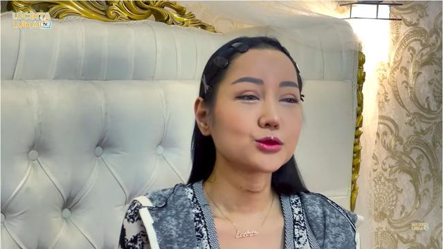 Lucinta Luna lepas topeng usai oplas © berbagai sumber Lucinta Luna lepas topeng usai oplas © berbagai sumber
