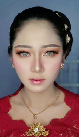 Wanita ini makeup wisuda dengan tema korean look, bak boneka hidup