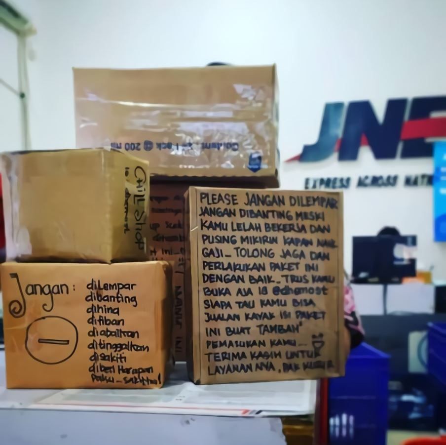 Peringatan lucu jangan dibanting di paket © berbagai sumber