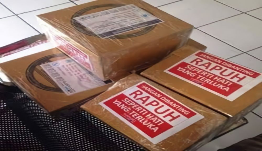 Peringatan lucu jangan dibanting di paket © berbagai sumber