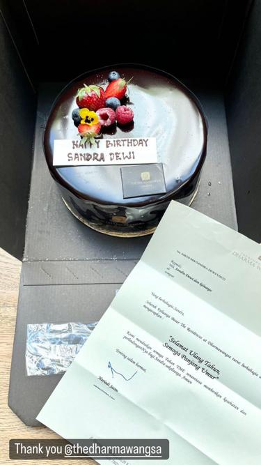 10 Potret kue ultah Sandra Dewi ke-39, unik bikin nggak tega makan
