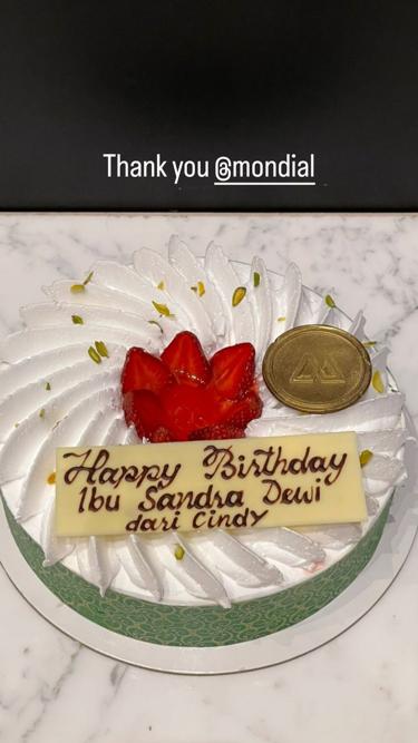 10 Potret kue ultah Sandra Dewi ke-39, unik bikin nggak tega makan