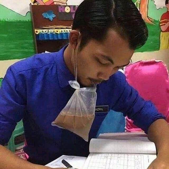 aksi nyeleneh orang minum kopi © berbagai sumber