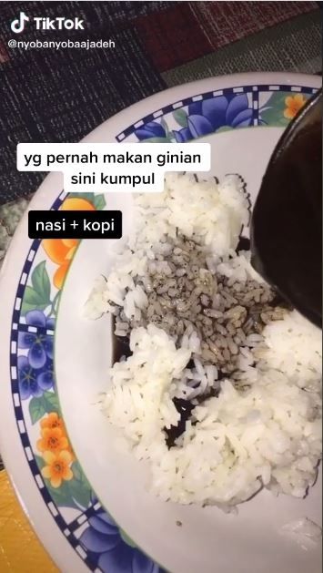 aksi nyeleneh orang minum kopi © berbagai sumber