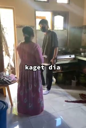 Pria kejutkan ibu setelah bekerja 4 tahun di Jepang TikTok Pria kejutkan ibu setelah bekerja 4 tahun di Jepang TikTok