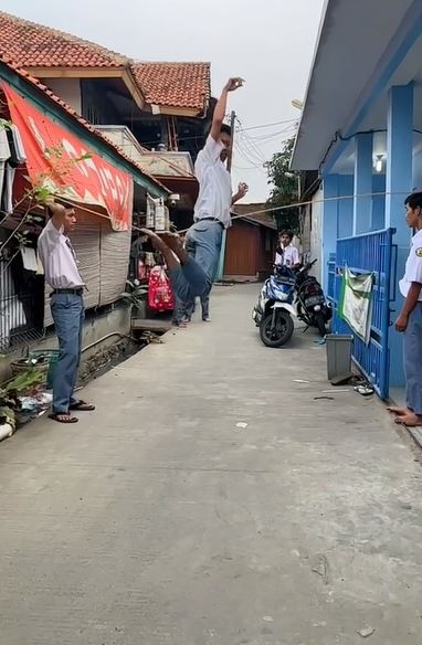 Momen guru dan siswa SMA bermain lompat karet Berbagai sumber Momen guru dan siswa SMA bermain lompat karet Berbagai sumber