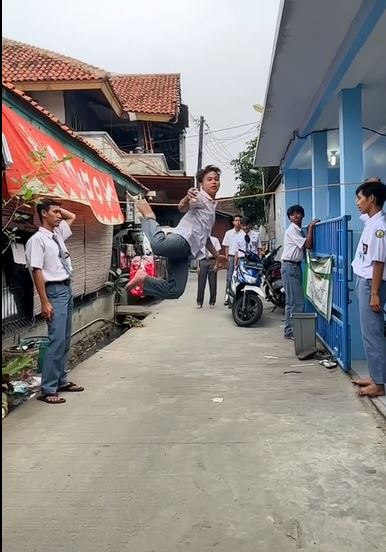 Momen guru siswa SMA bermain lompat karet, skill lompatnya bikin kagum