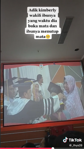  Bayi 4 bulan wakili wisuda sang ibunda Tiktok