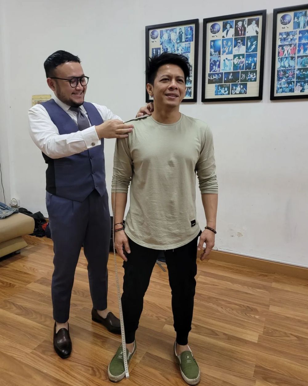 ariel noah fitting baju ditemani bcl © instagram