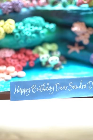 11 Potret detail kue ultah Sandra Dewi ke-39, bertema laut kece abis