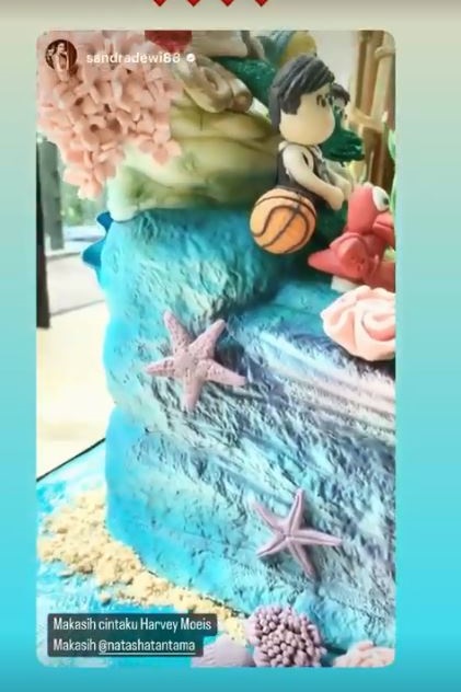 11 Potret detail kue ultah Sandra Dewi ke-39, bertema laut kece abis