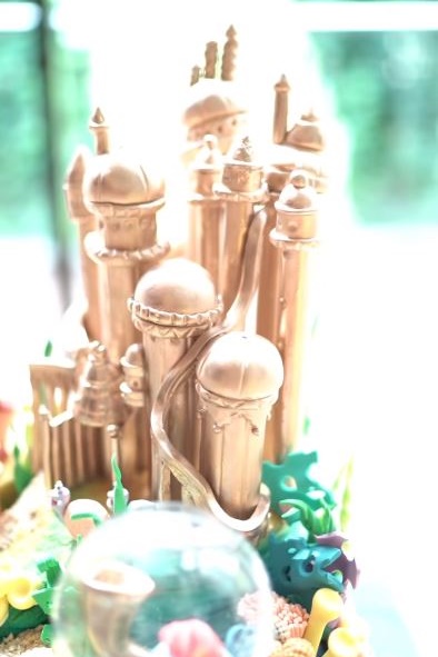 11 Potret detail kue ultah Sandra Dewi ke-39, bertema laut kece abis