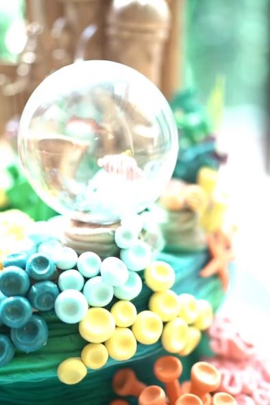 11 Potret detail kue ultah Sandra Dewi ke-39, bertema laut kece abis