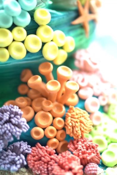 11 Potret detail kue ultah Sandra Dewi ke-39, bertema laut kece abis