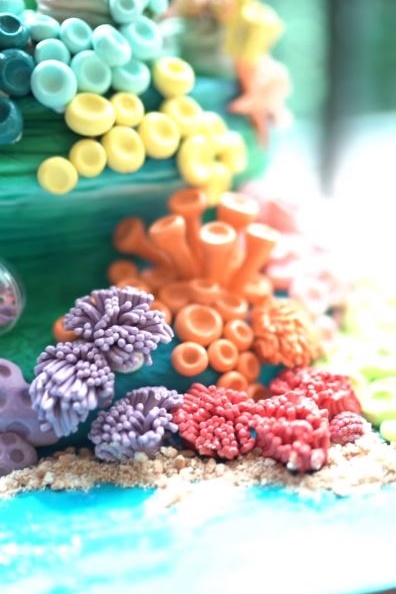 11 Potret detail kue ultah Sandra Dewi ke-39, bertema laut kece abis