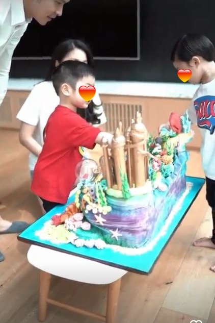 11 Potret detail kue ultah Sandra Dewi ke-39, bertema laut kece abis