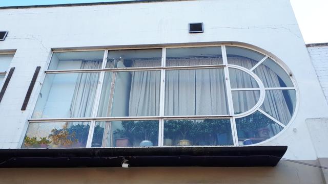 15 Desain nyeleneh jendela rumah ini bikin kening mengernyit
