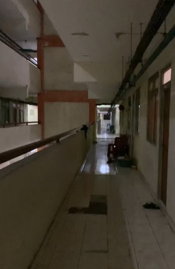 Pria ini tinggal di rumah susun mirip Pengabdi Setan 2 TikTok