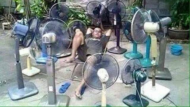 Tingkah kocak orang melawan hawa panas Berbagai sumber