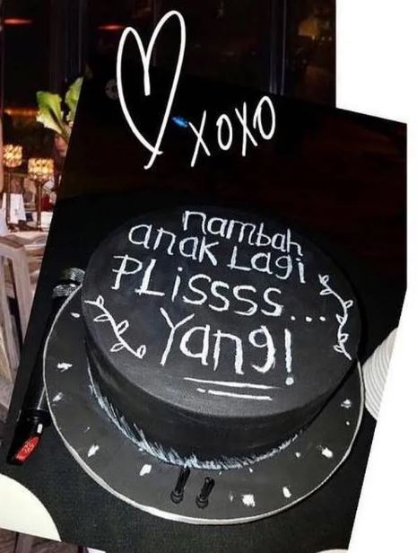 11 Tulisan nyeleneh di kue ulang tahun ini bikin geleng kepala