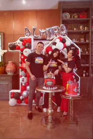 10 Kue ultah keluarga Annisa Pohan, bentuknya elegan hingga unik