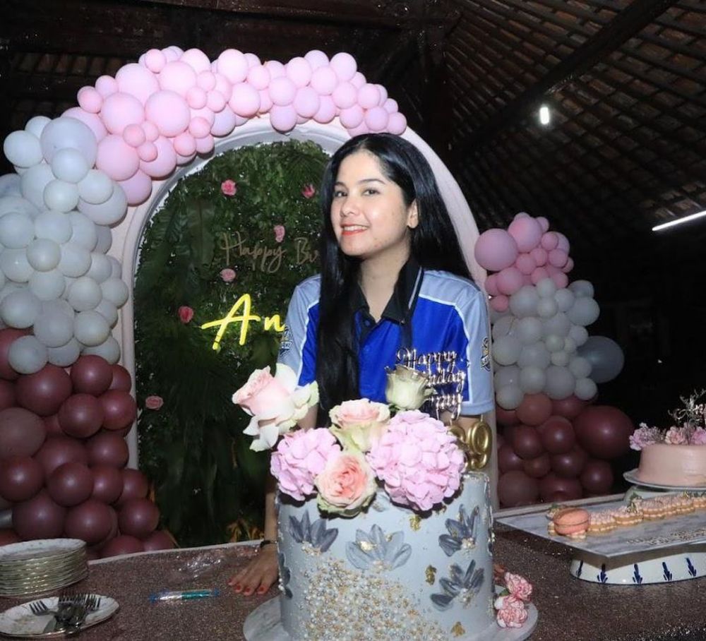 10 Kue ultah keluarga Annisa Pohan, bentuknya elegan hingga unik